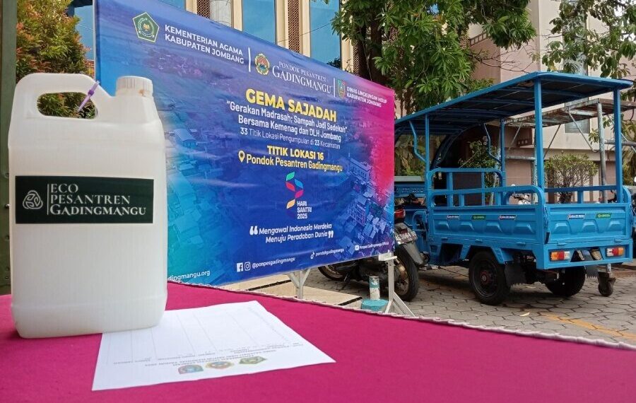 Pondok Pesantren (Ponpes) Gadingmangu, Kementrian Agama, dan Dinas Lingkungan Hidup (DLH) Kabupaten Jombang berkolaborasi dalam program Gema Sajadah. Foto: LINES.