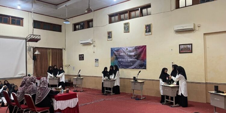 Ribuan santri Pondok Pesantren (Ponpes) Gadingmangu, Jombang mengikuti berbagai perlombaan memperingati Hari Santri Nasional (HSN) 2025. Foto: LINES.