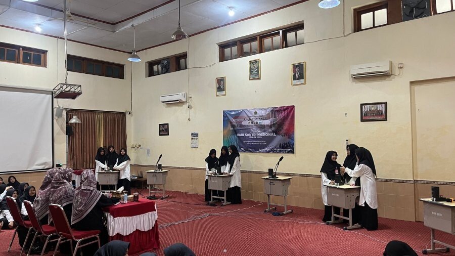 Ribuan santri Pondok Pesantren (Ponpes) Gadingmangu, Jombang mengikuti berbagai perlombaan memperingati Hari Santri Nasional (HSN) 2025. Foto: LINES.