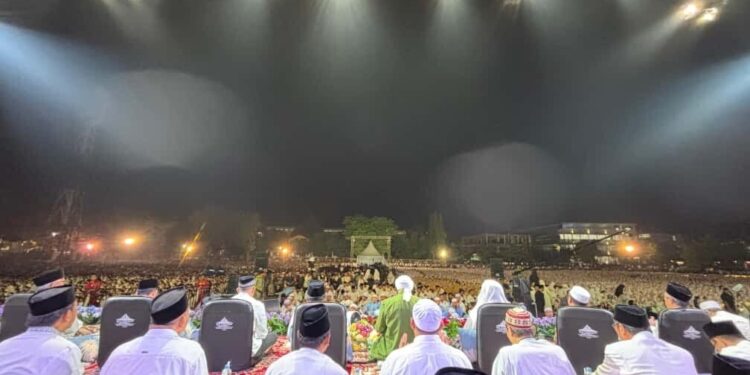 Wakil Ketua DPW Jatim menghadiri Peringatan Hari Santri 2025 bertajuk “Lirboyo Bershalawat”. Foto: LINES.