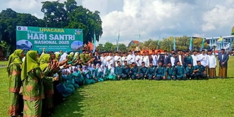DPD LDII Kota Blitar mengikuti upacara peringatan Hari Santri Nasional 2025 bertempat di Alun-alun Kota Blitar. Foto: LINES.
