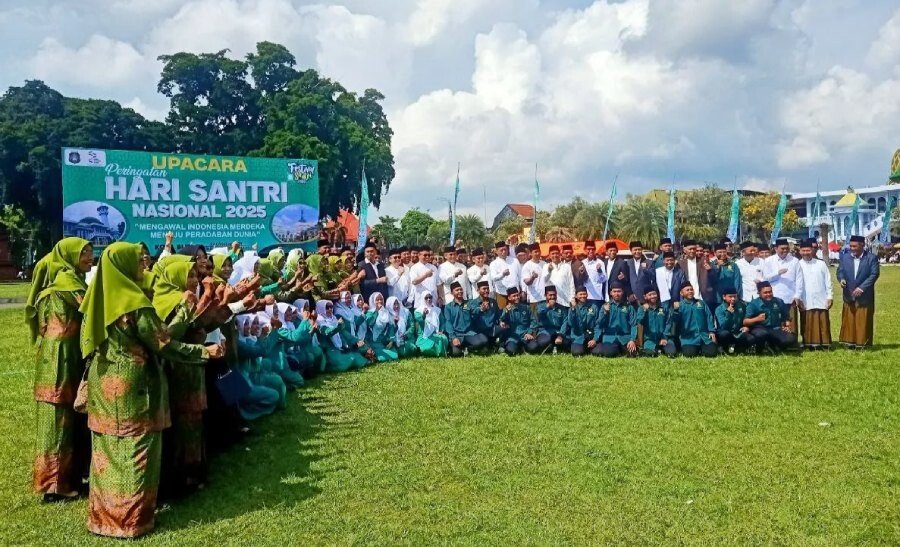 DPD LDII Kota Blitar mengikuti upacara peringatan Hari Santri Nasional 2025 bertempat di Alun-alun Kota Blitar. Foto: LINES.
