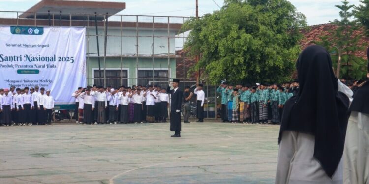 Ketua DPW LDII Lampung, Muhammad Aditya memimpin “Upacara Hari Santri Nasional (HSN)”, di Ponpes Nurul Huda, Lampung. Foto: LINES.