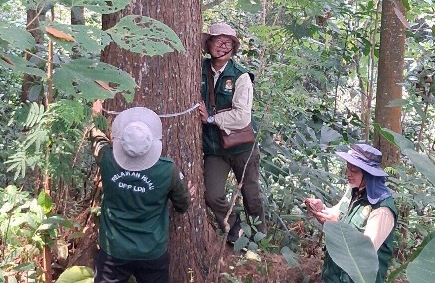 Survei lapangan untuk penentuan plot contoh pengukuran cadangan karbon. (Dok. Pribadi)
