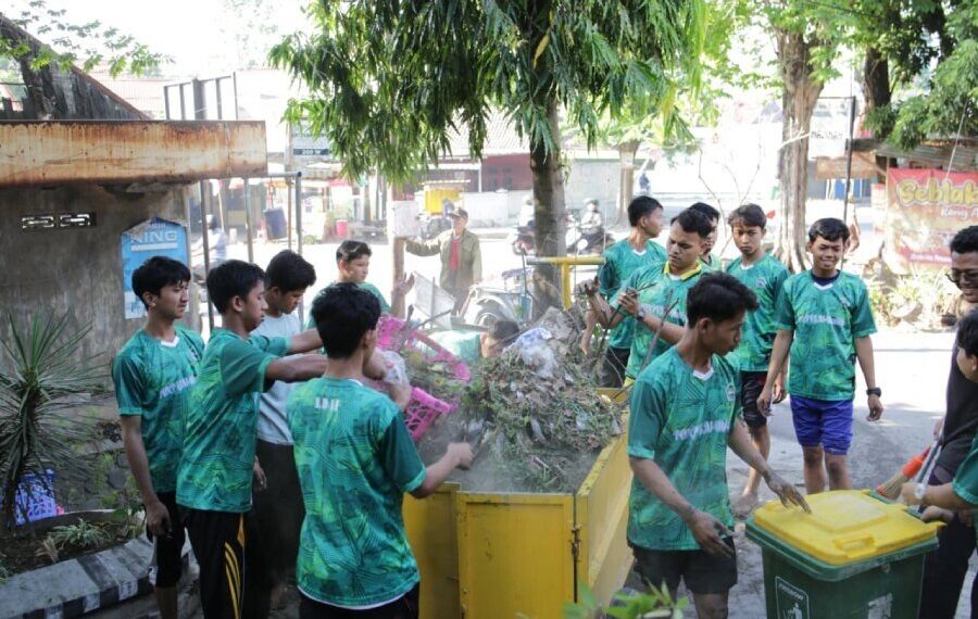 Santri Ponpes Al Ubaidah Kertosono kerja bakti membersihkan sampah di lingkungan sekitar pondok. Foto: LINES.