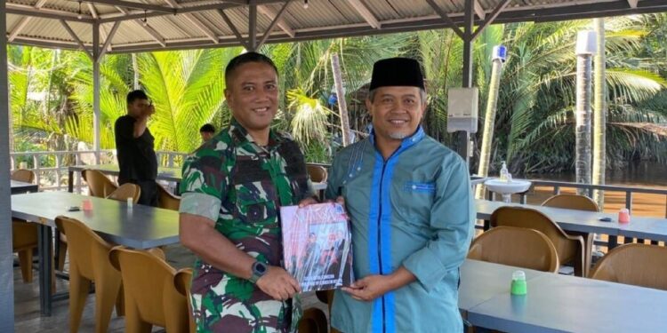 Ketua DPW LDII Kalimantan Barat Susanto menggelar sharing session dengan Perwira Menengah (Pamen) Ahli Bidang Sosial Budaya Kodam XII/Tanjungpura Kolonel Inf. Eka Oktavian Wahyu Cahyono. Foto: LINES.