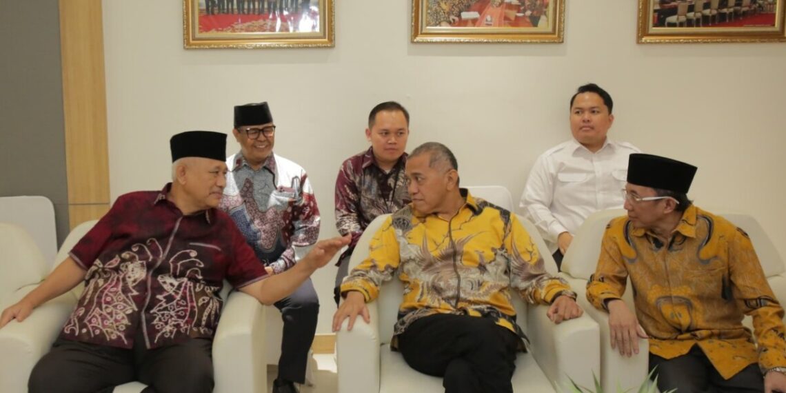 Ketum DPP LDII KH Chriswanto Santoso dan Wakil Ketua Komisi VII DPR RI Singgih Januratmoko saat berbincang di Kantor LDII, Patal Senayan, Jakarta. Foto: LINES.