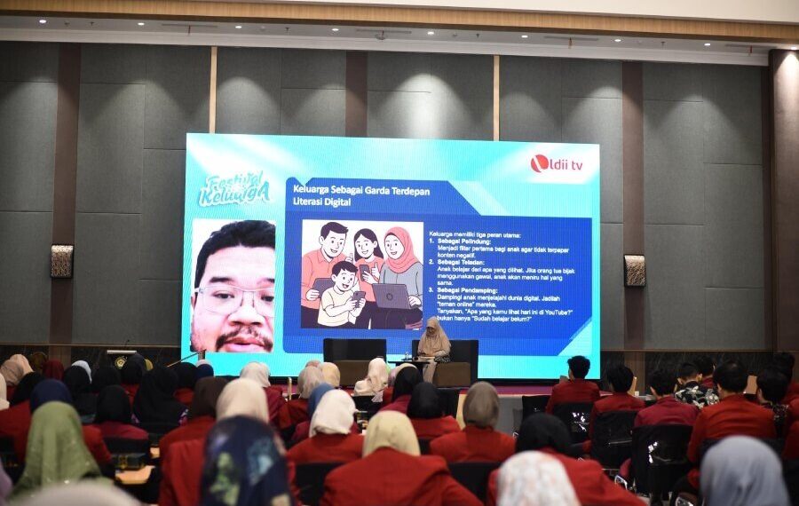 Ketua Tim Literasi Digital Masyarakat Umum Kepala Pusat Pengembangan Literasi Digital BPSDM Komdigi Rangga Adi Negara menjadi pembicara Festival Keluarga Departemen PPKK DPP LDII. Foto: LINES.
