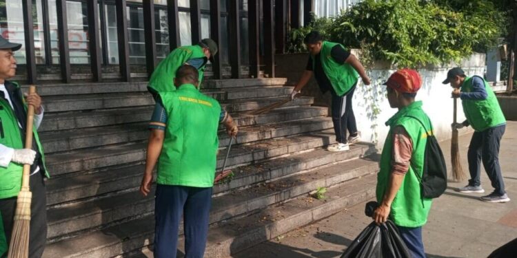 Masyarakat Kota Bandung menggelar beberesih secara serentak. Kegiatan tersebut untuk memperingati Hari Jadi Kota Bandung. Foto: LINES.