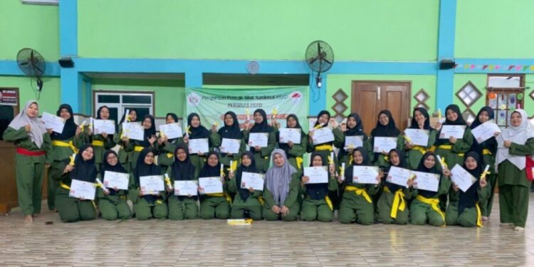 Perguruan silat Persinas ASAD Kota Salatiga menggelar ujian kenaikan tingkat sabuk kuning untuk peserta putri gelombang pertama tahun 2025. Foto: LINES.