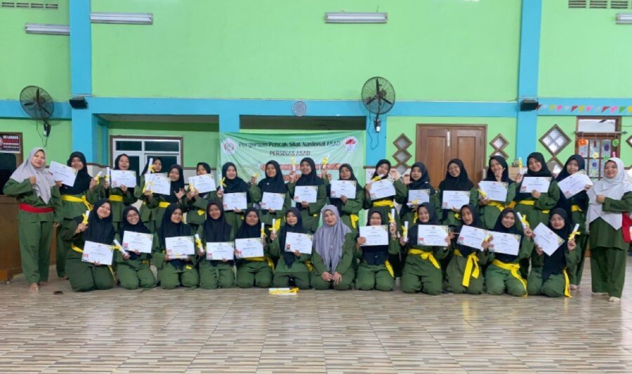 Perguruan silat Persinas ASAD Kota Salatiga menggelar ujian kenaikan tingkat sabuk kuning untuk peserta putri gelombang pertama tahun 2025. Foto: LINES.