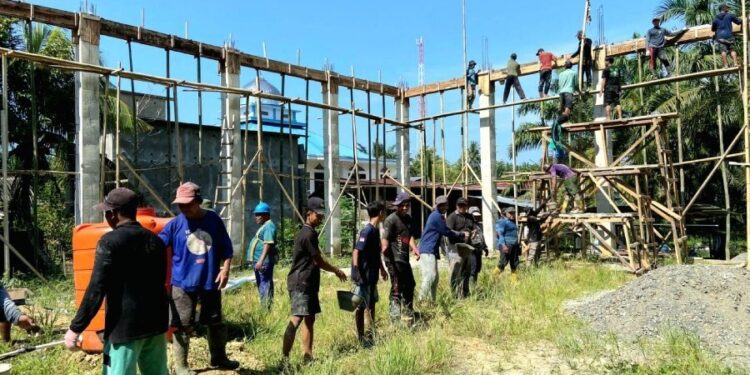 Warga LDII Pasangkayu kembali menunjukkan semangat kebersamaan dengan menggelar gotong-royong pembangunan gedung serbaguna. Foto: LINES.