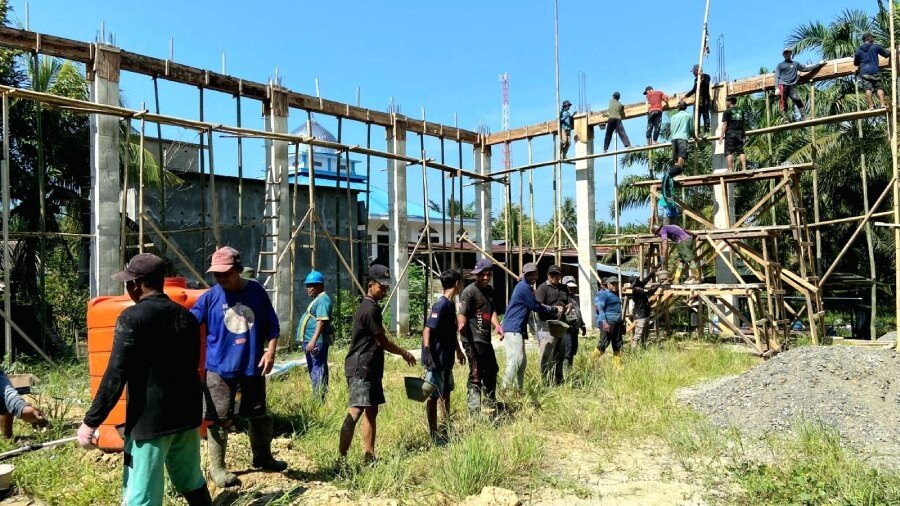 Warga LDII Pasangkayu kembali menunjukkan semangat kebersamaan dengan menggelar gotong-royong pembangunan gedung serbaguna. Foto: LINES.