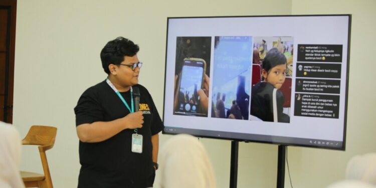 Wakil Ketua Kelompok Kerja LDII News Network (LINES) DPP LDII, Faisal M. Dzulfikar menjadi pembicara di booth Literasi Digital Festival Keluarga Departemen PPKK DPP LDII. Foto: LINES.