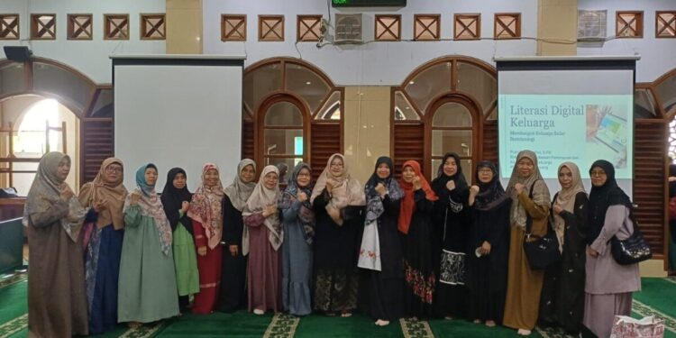 Ratusan ibu-ibu dari PC LDII Cibinong mengikuti kegiatan peningkatan literasi digital keluarga di Masjid Al-Furqon, Cibinong. Foto: LINES.
