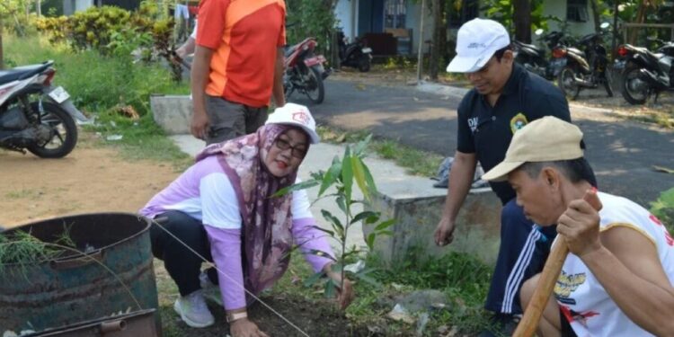 Pemerintah Desa Banglarangan bersama para santri Pondok Pesantren KH Zaenal Asyikin naungan DPD LDII Pemalang menggelar penanaman pohon. Foto: LINES.