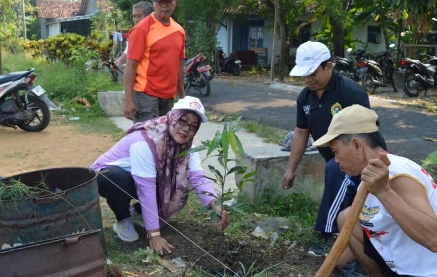 Pemerintah Desa Banglarangan bersama para santri Pondok Pesantren KH Zaenal Asyikin naungan DPD LDII Pemalang menggelar penanaman pohon. Foto: LINES.