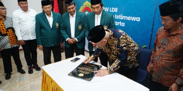 Ketua Umum DPP LDII, KH Chriswanto Santoso, hadir untuk meresmikan kantor baru DPW LDII DIY yang berlokasi di Gedung Serbaguna Mantrijeron. Foto: LINES.