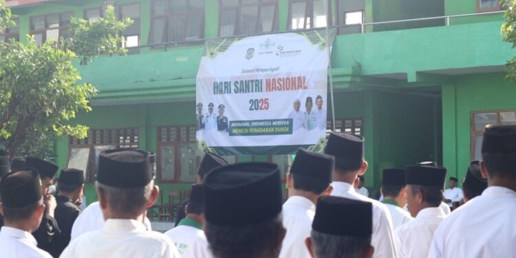 Sekitar 25 santri Pondok Pesantren (Ponpes) Millenium Alfiena Lengkong naungan DPW LDII Kabupaten Nganjuk. Foto: LINES.