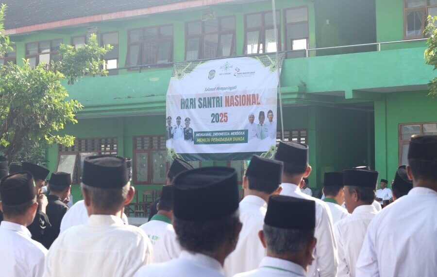 Sekitar 25 santri Pondok Pesantren (Ponpes) Millenium Alfiena Lengkong naungan DPW LDII Kabupaten Nganjuk. Foto: LINES.