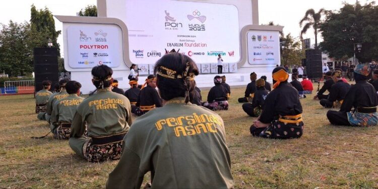 Ratusan pesilat dari berbagai perguruan menampilkan aksi bela diri di Alun-Alun Simpang 7 Kudus sebagai praacara PON 2025. Foto: LINES.