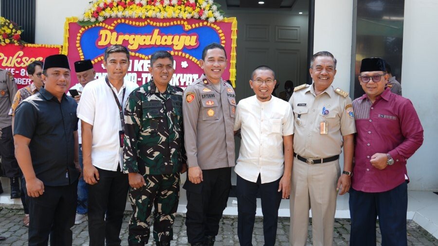 Pengurus Pondok Pesantren (Ponpes) Minhajurrosyidin menghadiri syukuran HUT TNI. Foto: LINES.