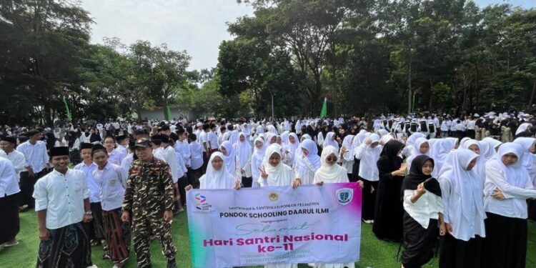 Santri Baitul A'mal LDII Bandung meriahkan peringatan Hari Santri Nasional (HSN) 2025 di Lapangan Upakarti, kompleks Pemkab Bandung. Foto: LINES.