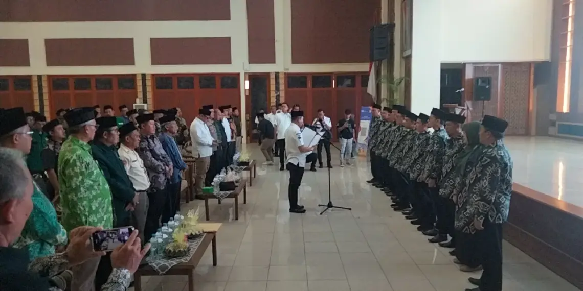 DPD LDII Kabupaten Bandung menghadiri pengukuhan 11 pengurus Badan Wakaf Indonesia (BWI) Kabupaten Bandung, Jawa Barat. Kegiatan tersebut berlangsung di Gedung Mohamad Toha, Kompleks Pemda Kabupaten Bandung, pada Rabu (29/10). Foto: LINES