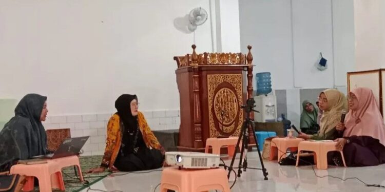 Sekitar 179 orang ibu mengikuti Penyuluhan Kesehatan dengan tema “Tuberkulosis (TBC) Pada Anak” yang digelar Biro Pemberdayaan Perempuan dan Kesejahteraan Keluarga (PPKK) DPW LDII Kalimantan Selatan. Foto: LINES