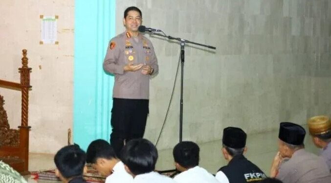 Kapolrestabes Makassar Kompes Pol Arya Perdana dan jajaran Polrestabes melaksanakan Safari Subuh di Masjid Roudhotul Jannah, Kota Makassar, Sulawesi Selatan, Rabu (1/10). Foto: LINES