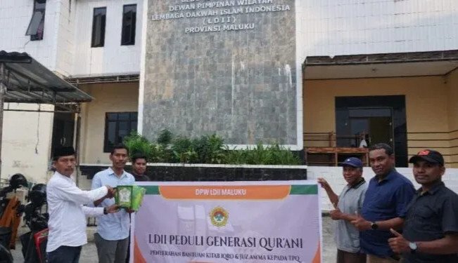 DPW LDII Provinsi Maluku mengadakan pembagian Iqro dan Al Quran kepada Taman Pendidikan Al Quran (TPQ) se-Pulau Buano, Kabupaten Seram Bagian Barat, Jumat (3/10). Foto: LINES