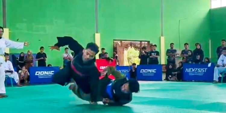 Sebanyak 60 pesilat dari 10 perguruan saling beradu teknik dalam Kejuaraan Kabupaten (Kejurkab) Pencak Silat 2025, pada 1–2 Oktober 2025. Foto: LINES