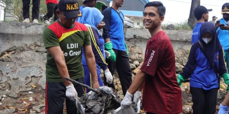 Pemuda LDII turut serta dalam aksi bersih pantai bersama Kelompok Peduli Mangrove Madura (KPMM) di Pantai Tlanakan, Kabupaten Pamekasan, Jawa Timur pada Minggu (12/10). Foto: LINES