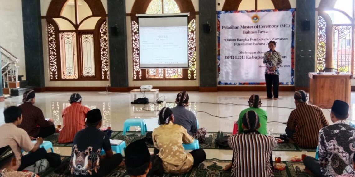 DPD LDII Kabupaten Sleman menggelar pelatihan pembawa acara (MC) Bahasa Jawa di Masjid Mulya Abadi, Sleman, Daerah Istimewa Yogyakarta, pada Minggu (5/10/2025). Foto: LINES