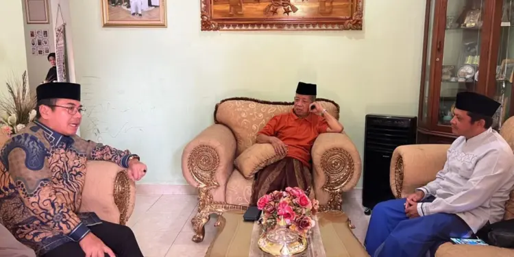 Pengurus DPW LDII Sulawesi Selatan (Sulsel) berkunjung ke kediaman Ketua MUI Sulsel KH. Nadjamuddin Abduh Shafa pada Kamis siang (25/9). Foto: LINES
