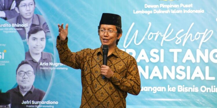 Ketua DPP LDII Bidang Ekonomi dan Pemberdayaan Masyarakat Ardito Bhinadi pada pembukaan Workhsop Generasi Tangguh Finansial Dari Literasi Keuangan ke Bisnis Online Kreatif yang berlangsung di Gedung Serbaguna Mantrjeron, Yogyakarta, pada Minggu (23/11/2025). Foto: LINES