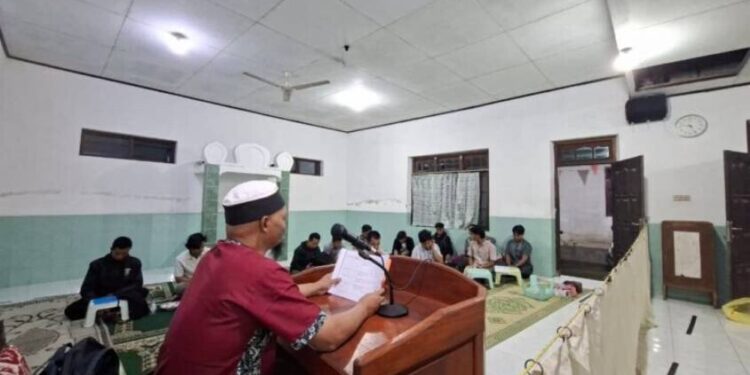PC LDII Kapanewon Turi menggelar pengajian rutin membahas faroid. Foto: LINES.