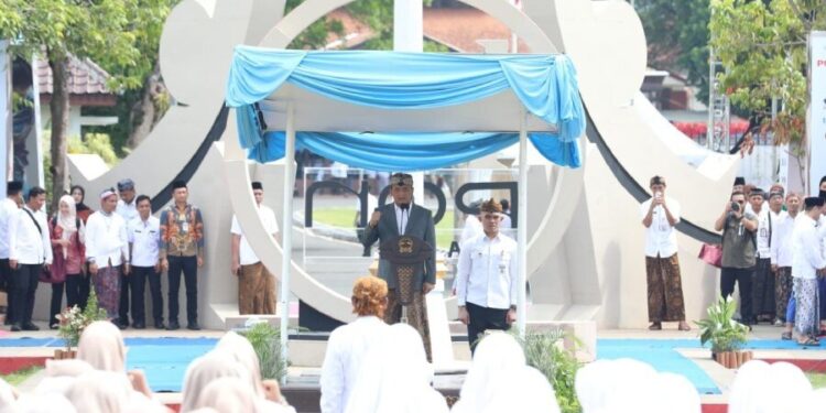 Pondok Pesantren Baitul Qudus di bawah naungan LDII Kudus, memadati Alun-Alun Simpang Tujuh Kudus bersama santri lainnya. Foto: LINES.