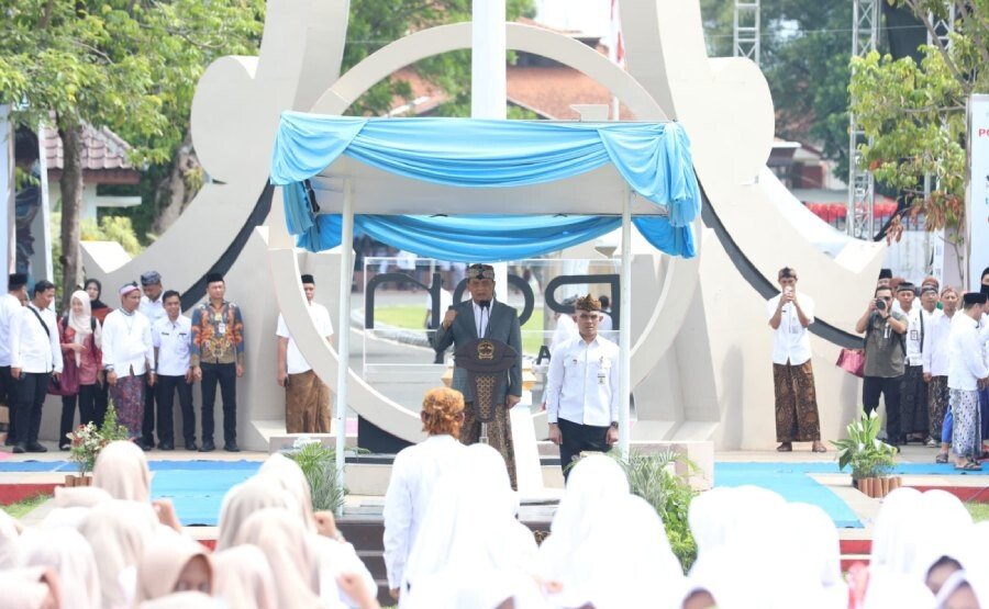 Pondok Pesantren Baitul Qudus di bawah naungan LDII Kudus, memadati Alun-Alun Simpang Tujuh Kudus bersama santri lainnya. Foto: LINES.
