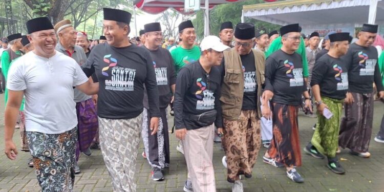 Ribuan santri mengikuti kegiatan bertajuk “Jalan Sehat Sarungan” sebagai puncak peringatan Hari Santri Nasional 2025. Foto: LINES.