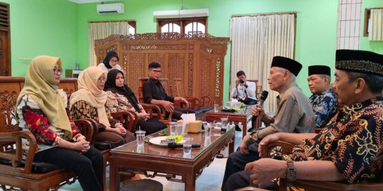 Komisi Pemilihan Umum (KPU) Kota Kediri mengunjungi Pondok Pesantren (Ponpes) Wali Barokah, pada Rabu (5/11). Foto: LINES.