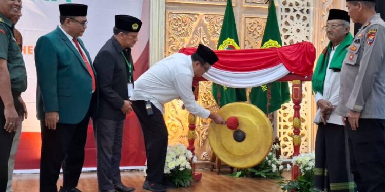 Kepala Bagian (Kabag) Pemerintahan dan Kesejahteraan Rakyat (Kesra) Kota Surabaya, Arief Budiarto, membuka Musyawarah Daerah (Musda) X LDII Surabaya. Foto: LINES.