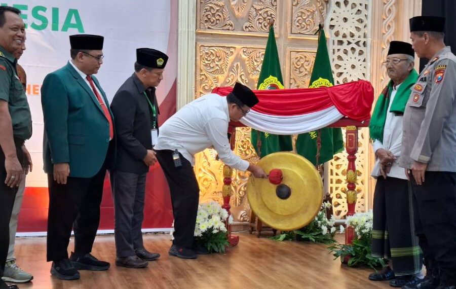 Kepala Bagian (Kabag) Pemerintahan dan Kesejahteraan Rakyat (Kesra) Kota Surabaya, Arief Budiarto, membuka Musyawarah Daerah (Musda) X LDII Surabaya. Foto: LINES.