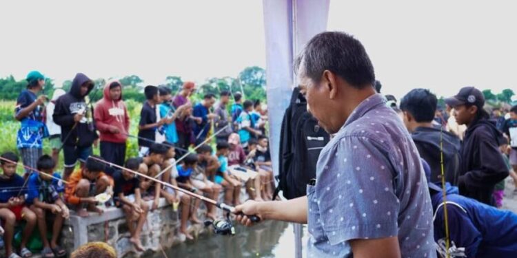 Ponpes Wali Barokah bersama ratusan warga Kelurahan Burengan mengikuti kegiatan "Mancing Sarungan". Foto: LINES.