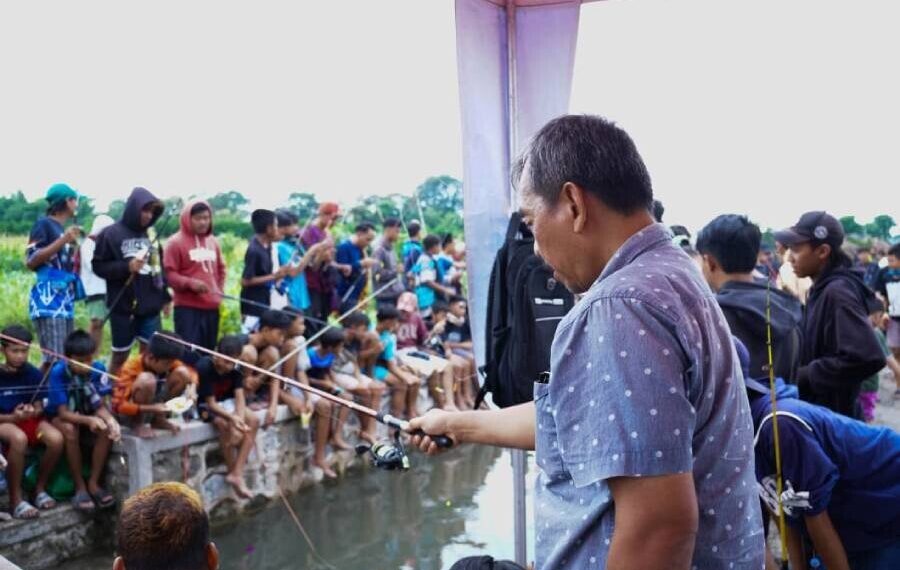 Ponpes Wali Barokah bersama ratusan warga Kelurahan Burengan mengikuti kegiatan "Mancing Sarungan". Foto: LINES.