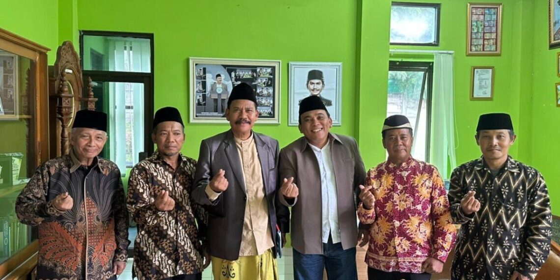 DPW LDII Provinsi Banten audiensi dengan Ketua Umum MUI Banten, A. Bazari Syam di kantornya, pada Rabu (19/11). Foto: LINES