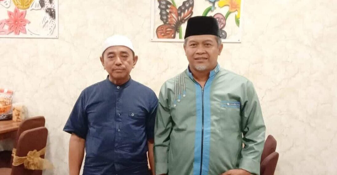 Ketua DPW LDII Provinsi Kalimantan Barat (Kalbar), Susanto silaturrahim dengan Ketua Ikatan Pesantren Indonesia (IPI), KH Zuhdi MZ. Foto: LINES.