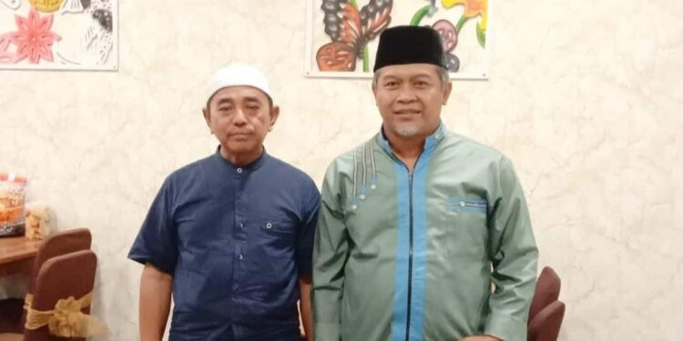 Ketua DPW LDII Provinsi Kalimantan Barat (Kalbar), Susanto silaturrahim dengan Ketua Ikatan Pesantren Indonesia (IPI), KH Zuhdi MZ. Foto: LINES.