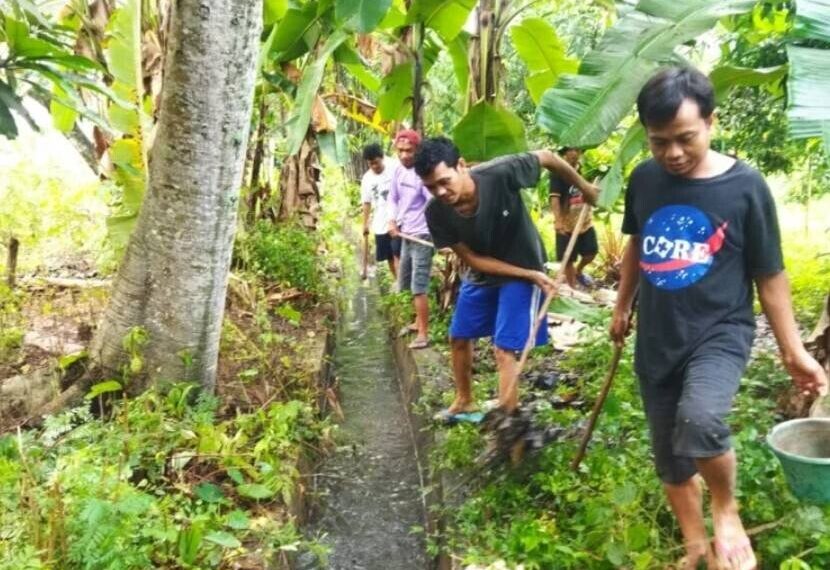 LDII Sokawati menggerakkan warga dan pemuda untuk melakukan kerja bakti membersihkan saluran drainase di Desa Sukowati, Ampelgading. Foto: LINES.