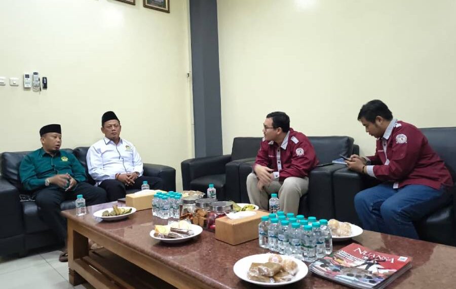 Mahasiswa Program Studi Ilmu Falak Fakultas Syariah dan Hukum (FSH) Universitas Islam Negeri Sunan Ampel (UINSA) meneliti praktek falakiyah di LDII Jawa Timur. Foto: LINES.